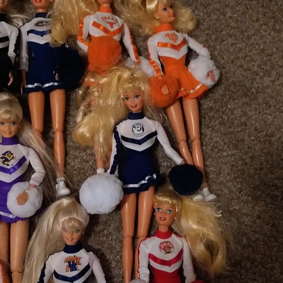 26 College cheerleading Barbies - Picture 11 of 15